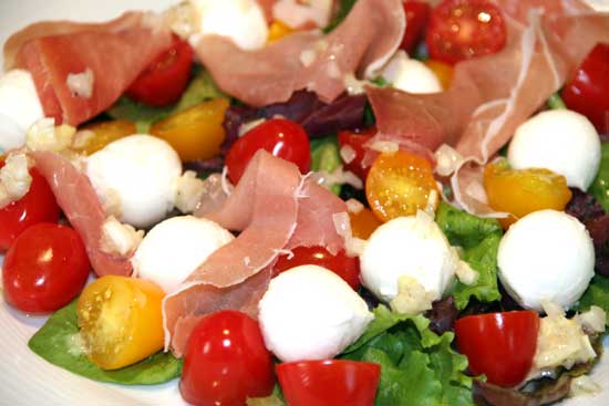 Cherry_tomatoes_mozzarella_prosciutto_salad