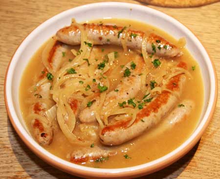 braised_sausages_white_wine_juniper_berries