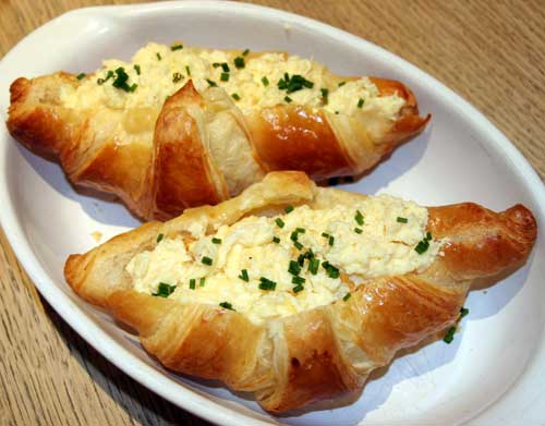 cheesy_scrambled_egg_croissant