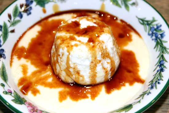 floating_islands_caramel_sauce