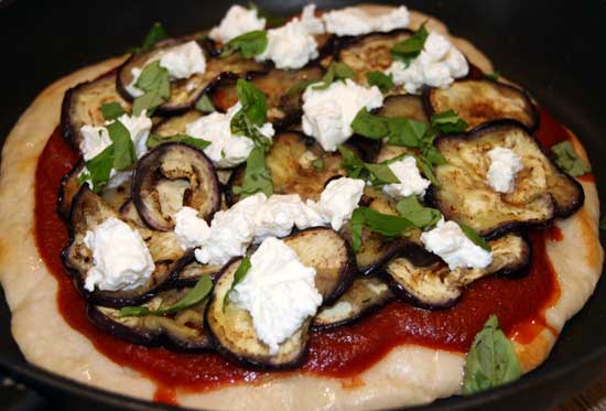 frying_pan_pizza_aubergine_ricotta