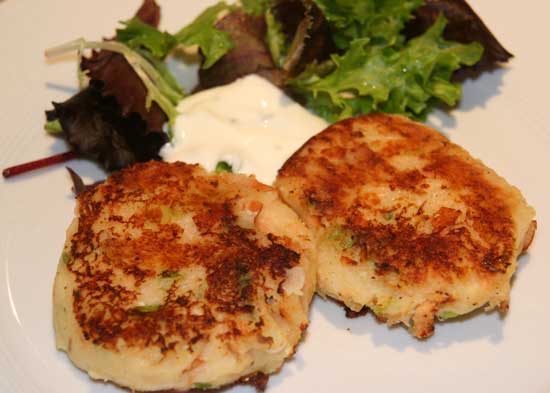 hot_smoked_salmon_cakes_chives_dressing