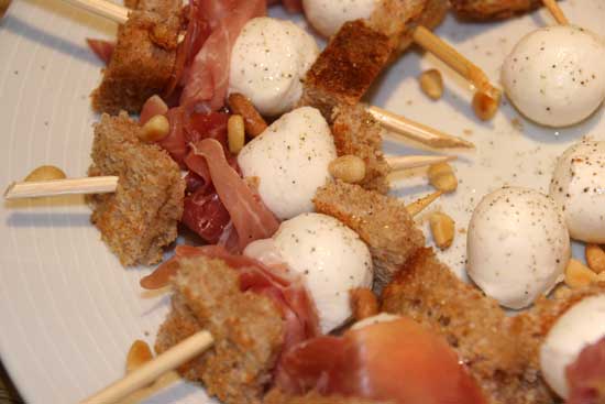 minibrochettes_ham_mozzarella_croutons.