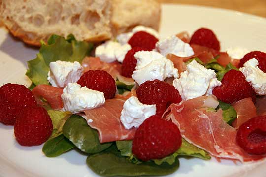 salad_raspberries_ricotta_air-dried_ham