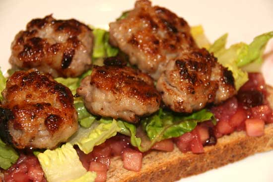 sausage_bruschetta_apple_cranberry_chutney