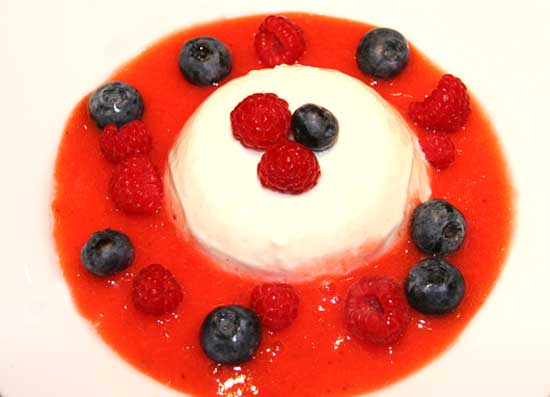 yoghurt_vanilla_panna_cotta_summer_fruits